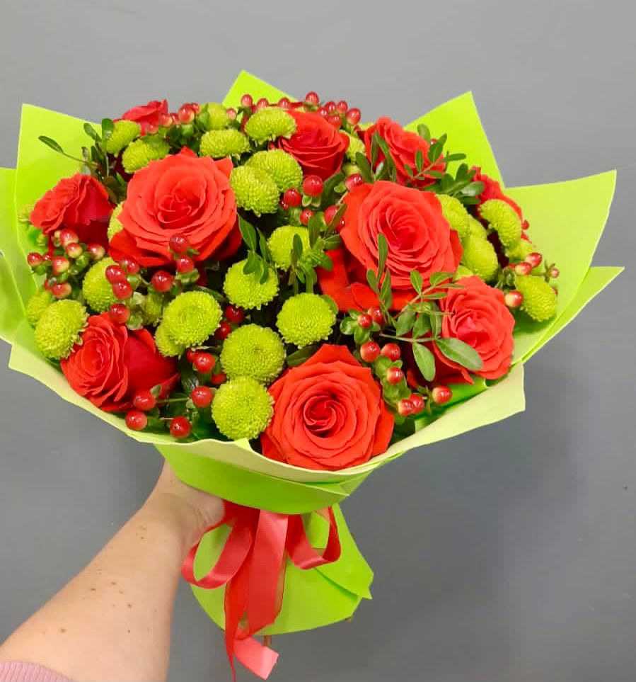 Букет цветов из: Хризантемы и Розы в Лузе