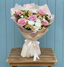 Букет цветов из:  Гвоздики, Орхидеи и Розы в Лузе