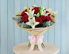 Букет цветов из:  Лилии и Розы в Лузе