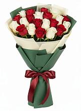 Букет Микс из красных и белых роз в Лузе
