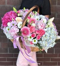 Композиция солнечный день в Лузе Цветочная композиция из Розы, Хризантемы, Пионы и Лизиантусы в корзине в Лузе