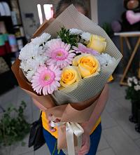 Букет цветов из:  Герберы, Розы и Хризантемы в Лузе