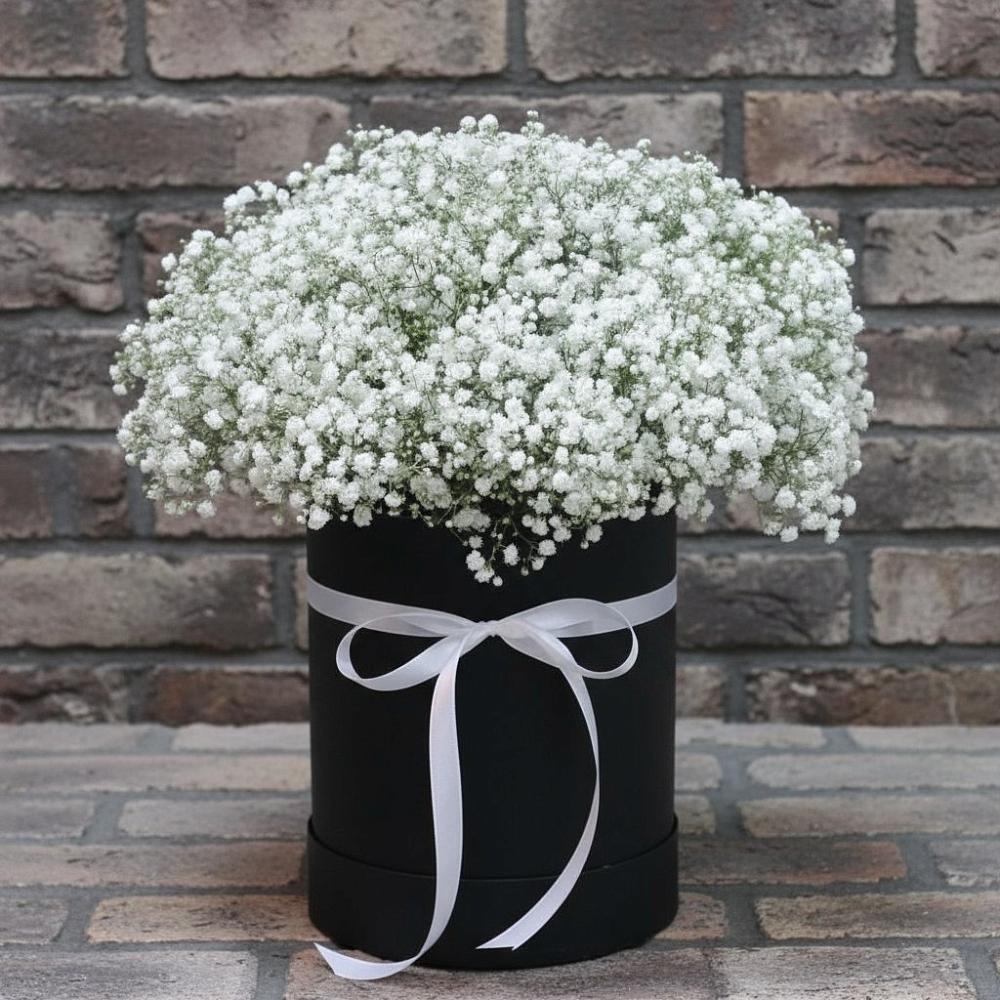 Цветочная композиция из Гипсофила в шляпной коробке в Лузе