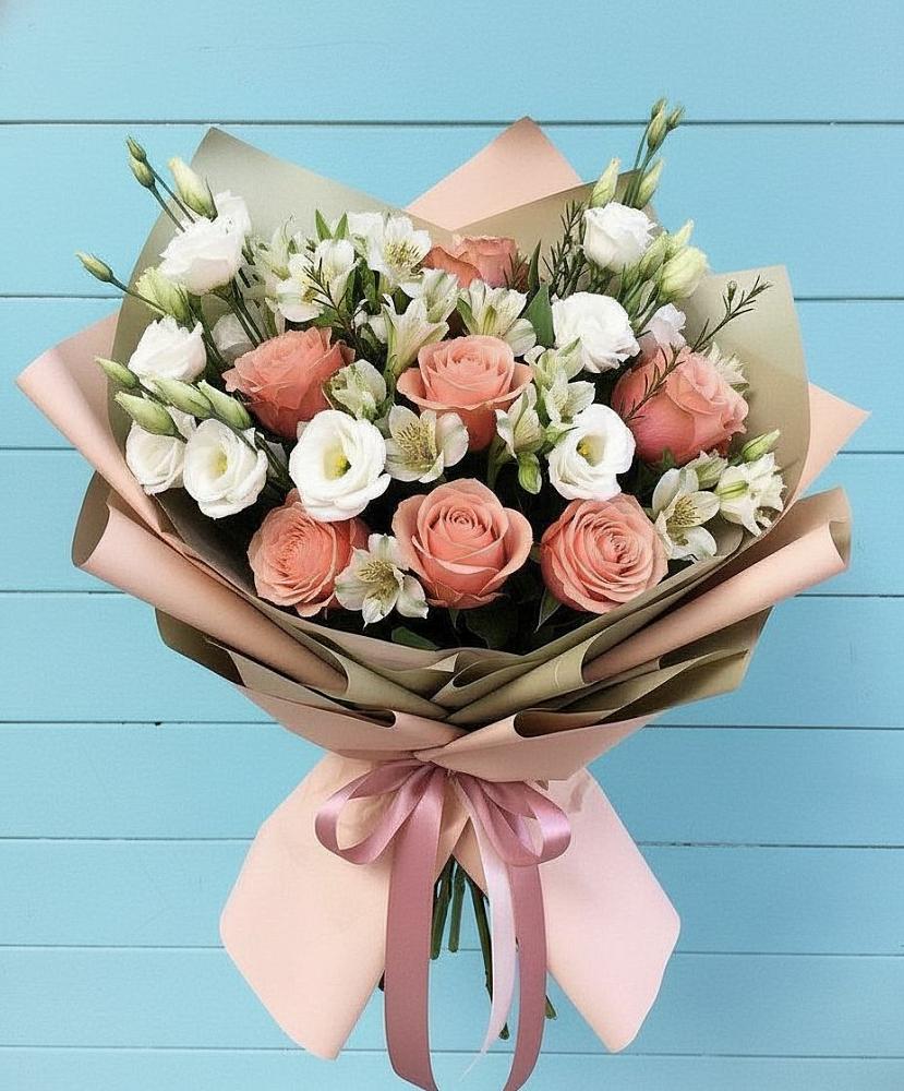 Букет цветов из: Розы, Альстромерии и Лизиантусы в Лузе