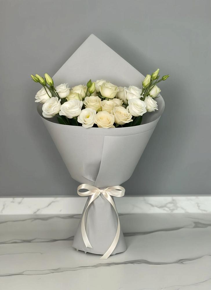 Букет цветов из: Розы и Лизиантусы в Лузе