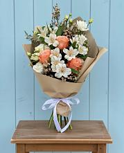 Букет цветов из:  Альстромерии, Лизиантусы, Розы и Хризантемы в Лузе