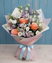 Букет цветов из:  Лизиантусы, Розы, Альстромерии и Гипсофила в Лузе