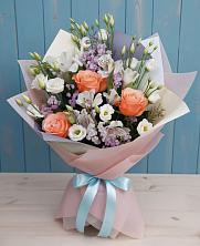 Букет цветов из:  Лизиантусы, Розы, Альстромерии и Гипсофила в Лузе