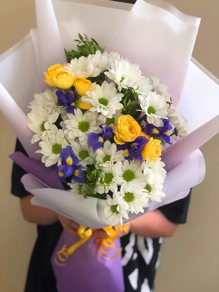 Букет цветов из: Ирисы, Хризантемы и Розы в Лузе