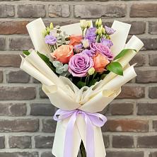 Букет цветов из:  Лизиантусы и Розы в Лузе