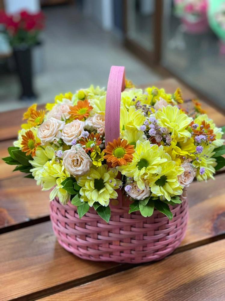 Цветочная композиция из Хризантемы и Розы в корзине в Лузе