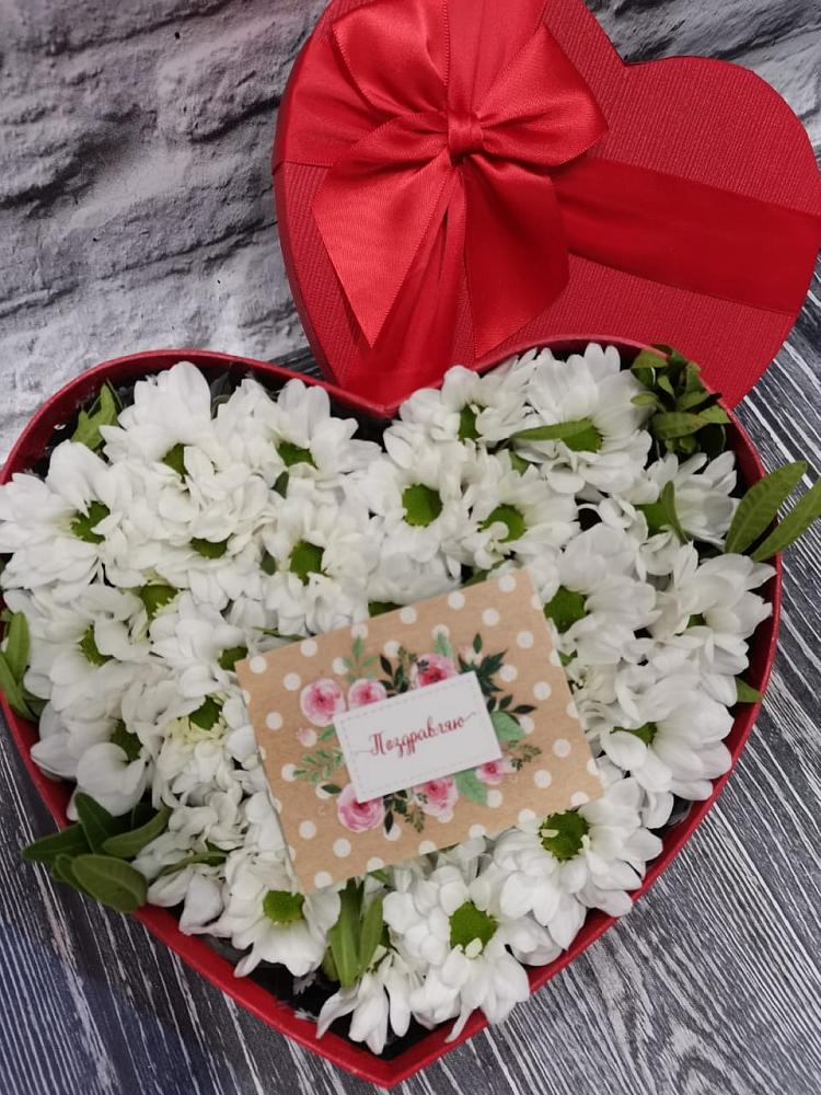 Цветочная композиция из Хризантемы в виде сердца в Лузе