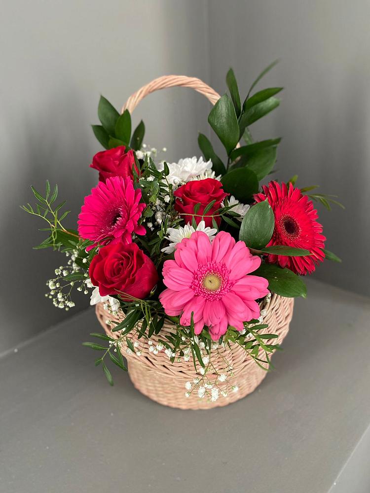 Цветочная композиция из Розы, Хризантемы и Герберы в корзине в Лузе