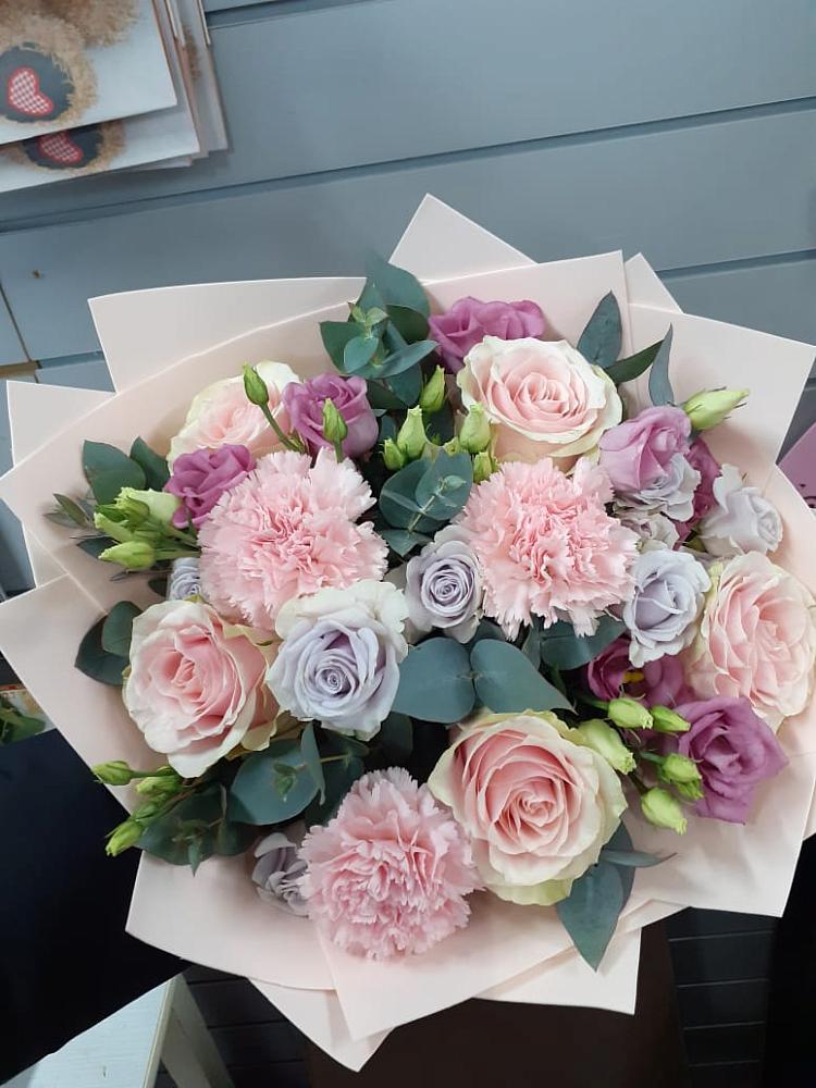 Букет цветов из: Розы, Гвоздики и Лизиантусы в Лузе