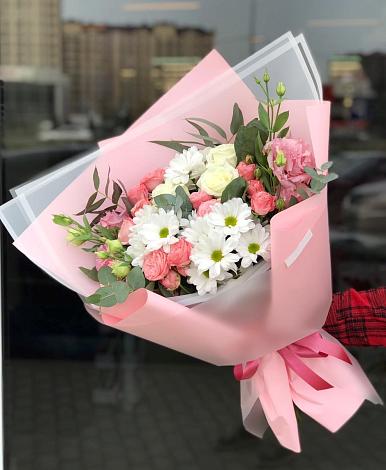 Букет цветов из: Розы, Лизиантусы и Хризантемы в Лузе